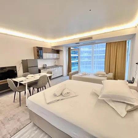 White Titanic Luxury Sea View & Apartment Navodari