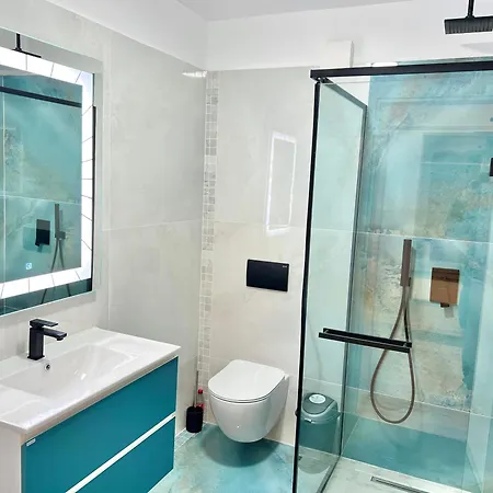White Titanic Luxury Sea View & Apartment *