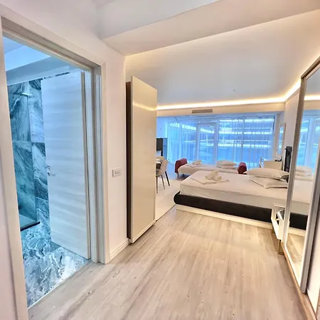 White Titanic Luxury Sea View & Apartment *