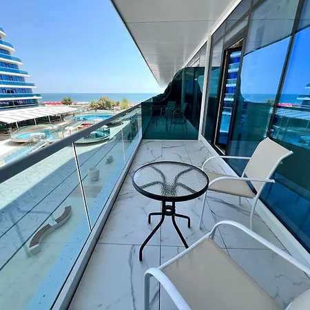 White Titanic Luxury Sea View & Apartment Navodari