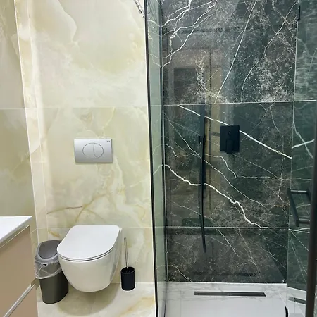 White Titanic Luxury Sea View & Apartment Navodari