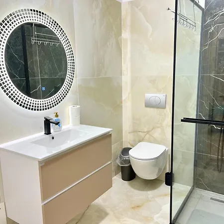 White Titanic Luxury Sea View & Apartment *