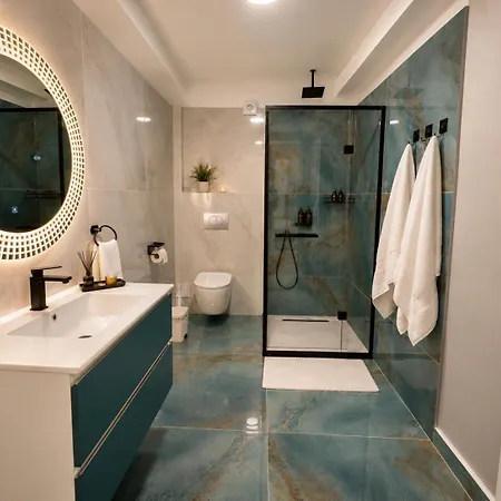 White Titanic Luxury Sea View & Appartement