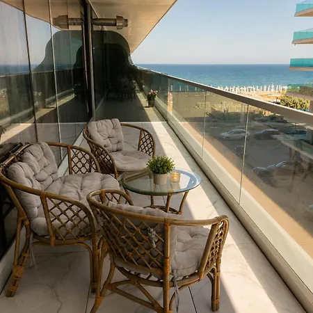 White Titanic Luxury Sea View &