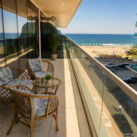 White Titanic Luxury Sea View & Appartement Năvodari