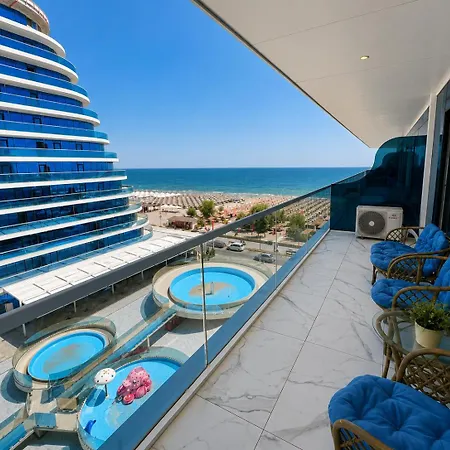 White Titanic Luxury Sea View & Appartement Năvodari