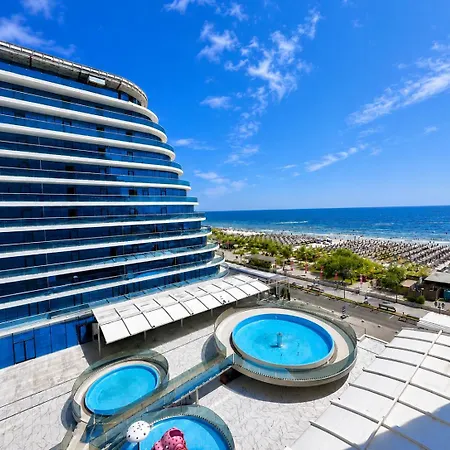 White Titanic Luxury Sea View & Appartement Năvodari