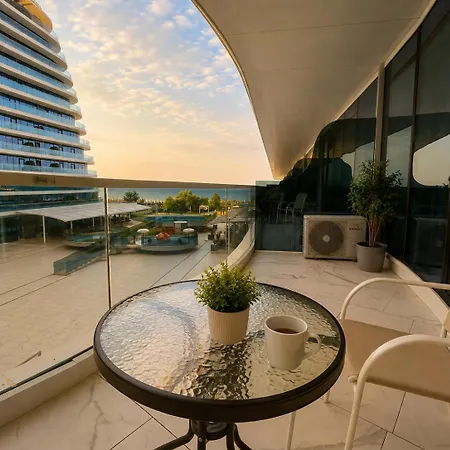 White Titanic Luxury Sea View & Appartement