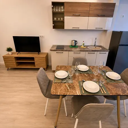 White Titanic Luxury Sea View & Appartement