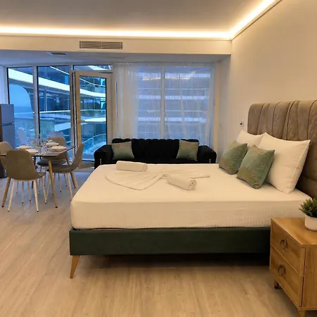 White Titanic Luxury Sea View & Appartement *
