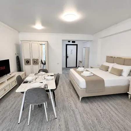 White Titanic Luxury Sea View & Appartement